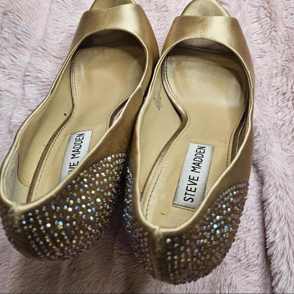 Steve Madden Stunning Gold Heels with Rhinestone Detail - Picture 3 of 9